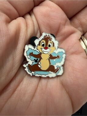 Disney dale Enamel Pin - Brown, White, Blue